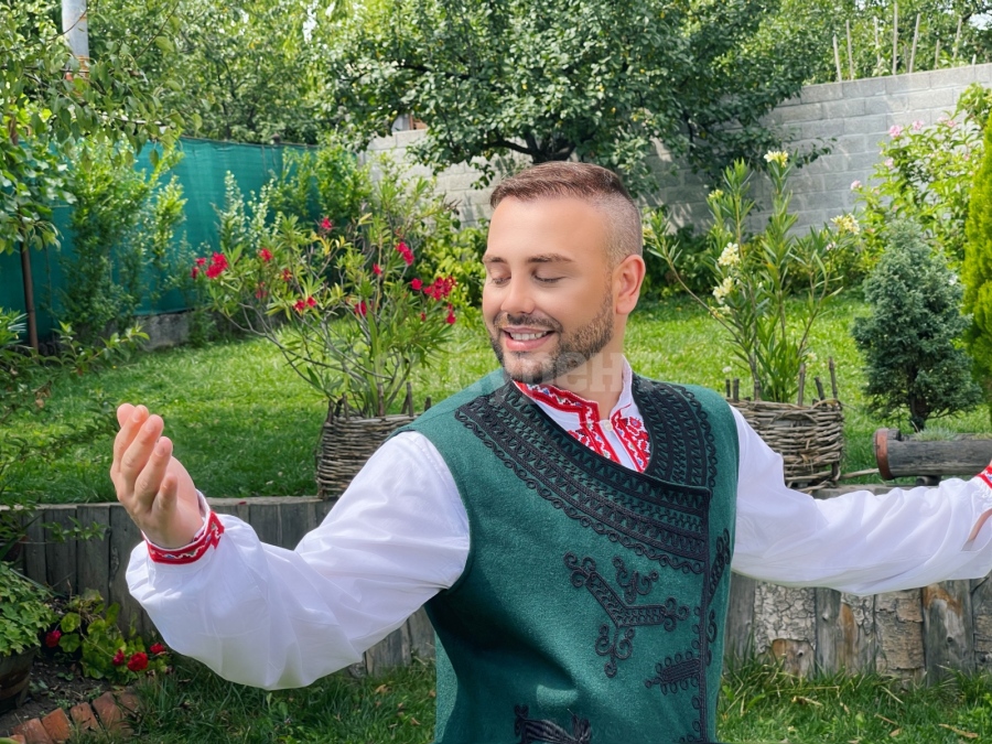Валентин Велчев с клип на най-празничната си песен ВИДЕО и СНИМКИ
